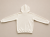 Widok tylnej części bluzy hoodie w kolorze ecru. Gładki design i wysokiej jakości materiał sprawiają, że bluza doskonale wpisuje się w estetykę minimalistycznej odzieży premium.