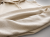 Detal wnętrza bluzy hoodie premium ukazujący miękką i przyjemną w dotyku strukturę materiału. Wysokogatunkowa bawełna zapewnia komfort, trwałość oraz wygodę noszenia przez cały dzień.