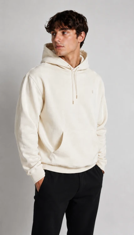 Minimalistyczna męska bluza hoodie w kolorze ecru wykonana z wysokiej jakości bawełny. Klasyczny fason z kapturem i kieszenią kangurką zapewnia komfort noszenia oraz ponadczasowy styl casual premium.