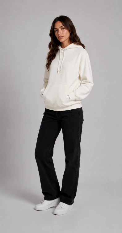 Damska bluza z kapturem w kolorze ecru o nowoczesnym kroju oversize. Miękka bawełna i minimalistyczny design sprawiają, że hoodie idealnie sprawdza się w codziennych stylizacjach streetwear i basic premium.