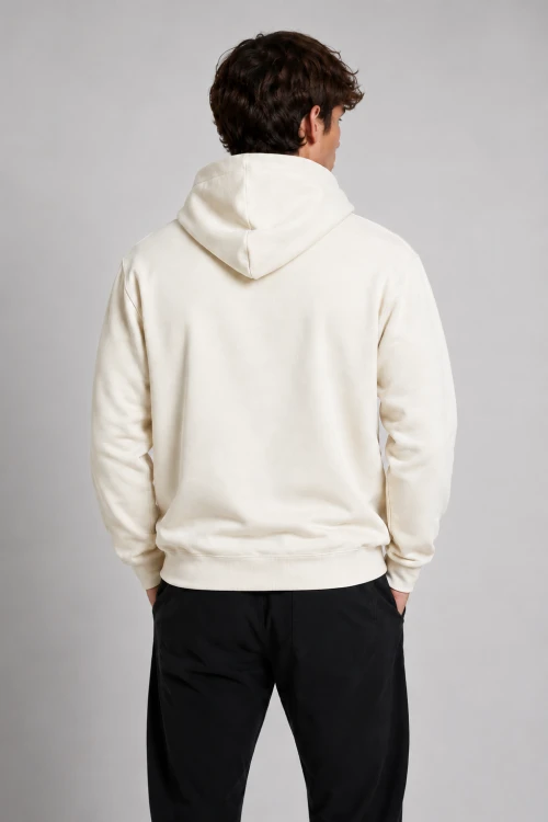 Tył minimalistycznej bluzy hoodie premium w kolorze ecru. Prosty fason bez nadruków oraz staranne wykończenie nadają bluzie nowoczesny i elegancki charakter.