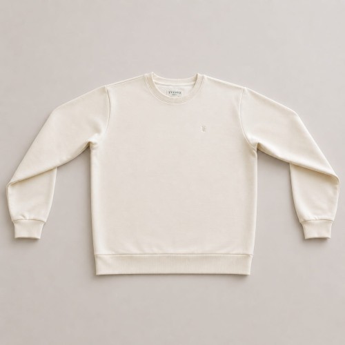 Minimalistyczna bluza crewneck w kolorze ecru wykonana z wysokiej jakości bawełny premium. Klasyczny fason unisex, miękki materiał oraz ponadczasowy design sprawiają, że bluza idealnie wpisuje się w styl casual i streetwear premium.