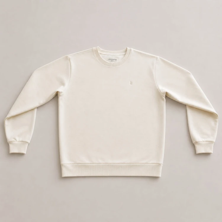 Minimalistyczna bluza crewneck w kolorze ecru wykonana z wysokiej jakości bawełny premium. Klasyczny fason unisex, miękki materiał oraz ponadczasowy design sprawiają, że bluza idealnie wpisuje się w styl casual i streetwear premium.