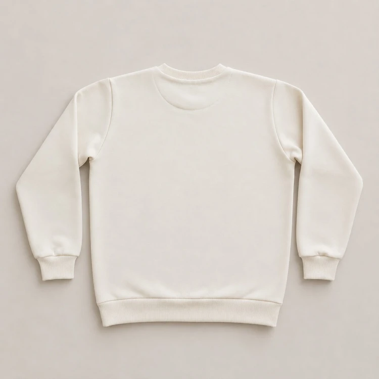 Widok tylnej części bluzy crewneck premium w kolorze ecru. Gładki, minimalistyczny krój oraz staranne wykończenie podkreślają nowoczesny charakter bluzy premium dla kobiet i mężczyzn.