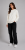 Damska bluza crewneck premium w kolorze ecru o nowoczesnym kroju oversize. Minimalistyczny styl, miękka bawełna i wygodny fason sprawiają, że bluza doskonale sprawdzi się w codziennych stylizacjach.