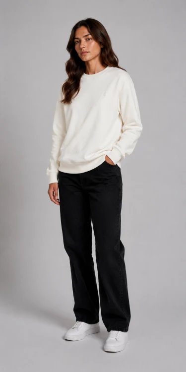 Damska bluza crewneck premium w kolorze ecru o nowoczesnym kroju oversize. Minimalistyczny styl, miękka bawełna i wygodny fason sprawiają, że bluza doskonale sprawdzi się w codziennych stylizacjach.