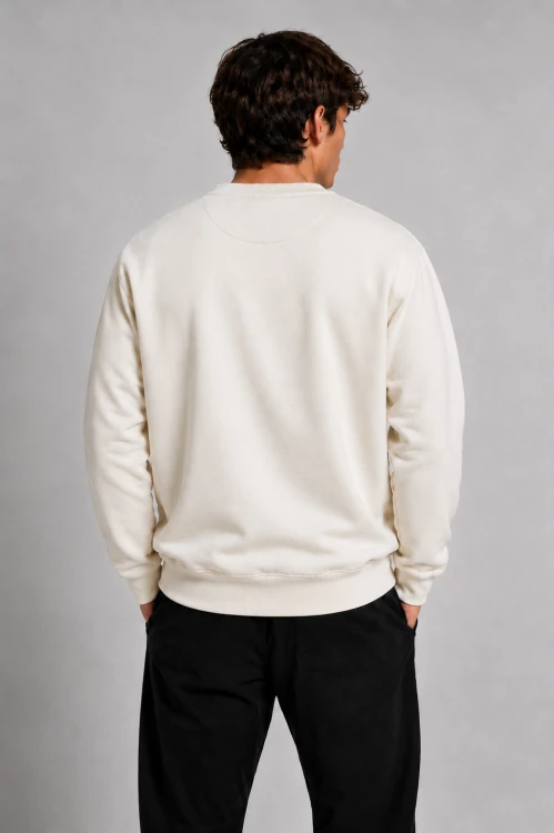 Tył męskiej bluzy crewneck premium w kolorze ecru. Prosty design bez nadruków oraz wysokiej jakości materiał podkreślają minimalistyczny i nowoczesny charakter bluzy unisex premium.