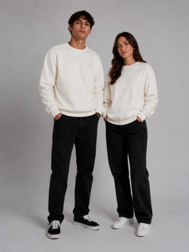 Uniwersalna bluza crewneck unisex w kolorze ecru dla kobiet i mężczyzn. Minimalistyczny design, wygodny krój oraz premium jakość materiału tworzą idealną bazę nowoczesnych stylizacji streetwear i basic.