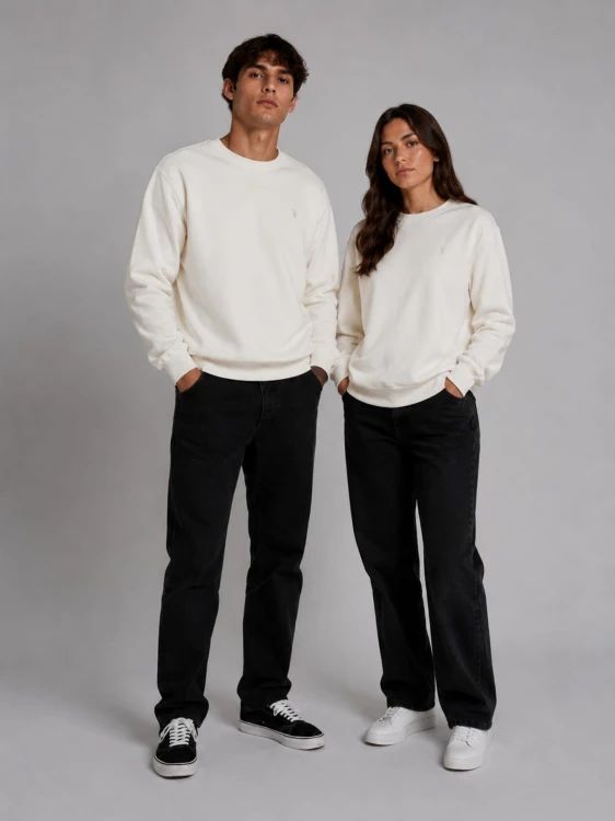 Uniwersalna bluza crewneck unisex w kolorze ecru dla kobiet i mężczyzn. Minimalistyczny design, wygodny krój oraz premium jakość materiału tworzą idealną bazę nowoczesnych stylizacji streetwear i basic.